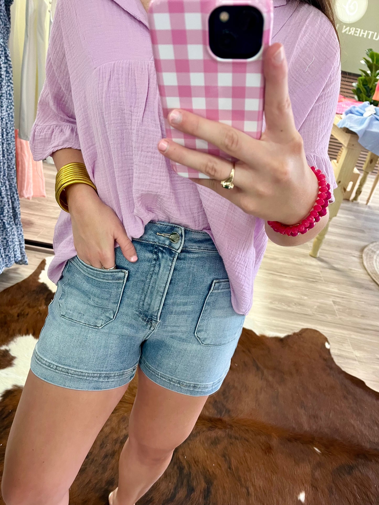 Risen front pocket light washed denim shorts
