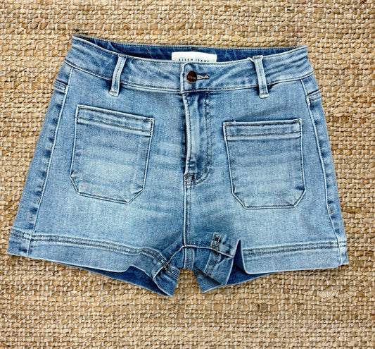 Risen front pocket light washed denim shorts